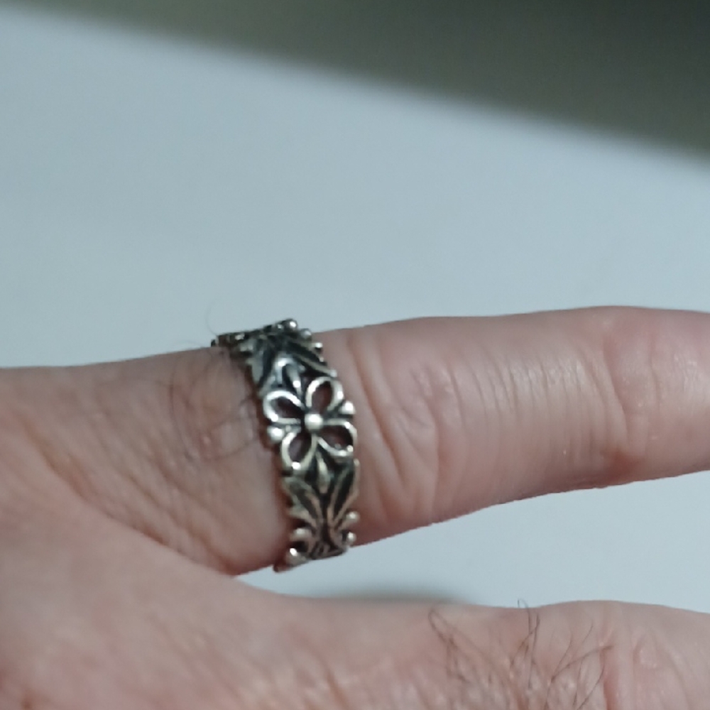 Elegant Sterlimg Silver Floral Ring